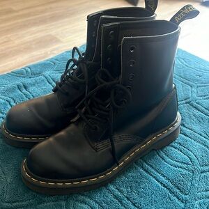 Dr Martens black size 8 in very good condition of condition